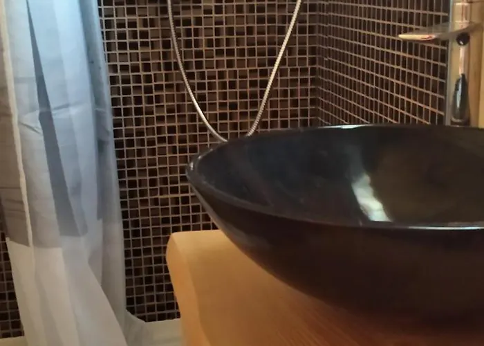 The Trailer, Comfort * Εξ Λε Μπαν